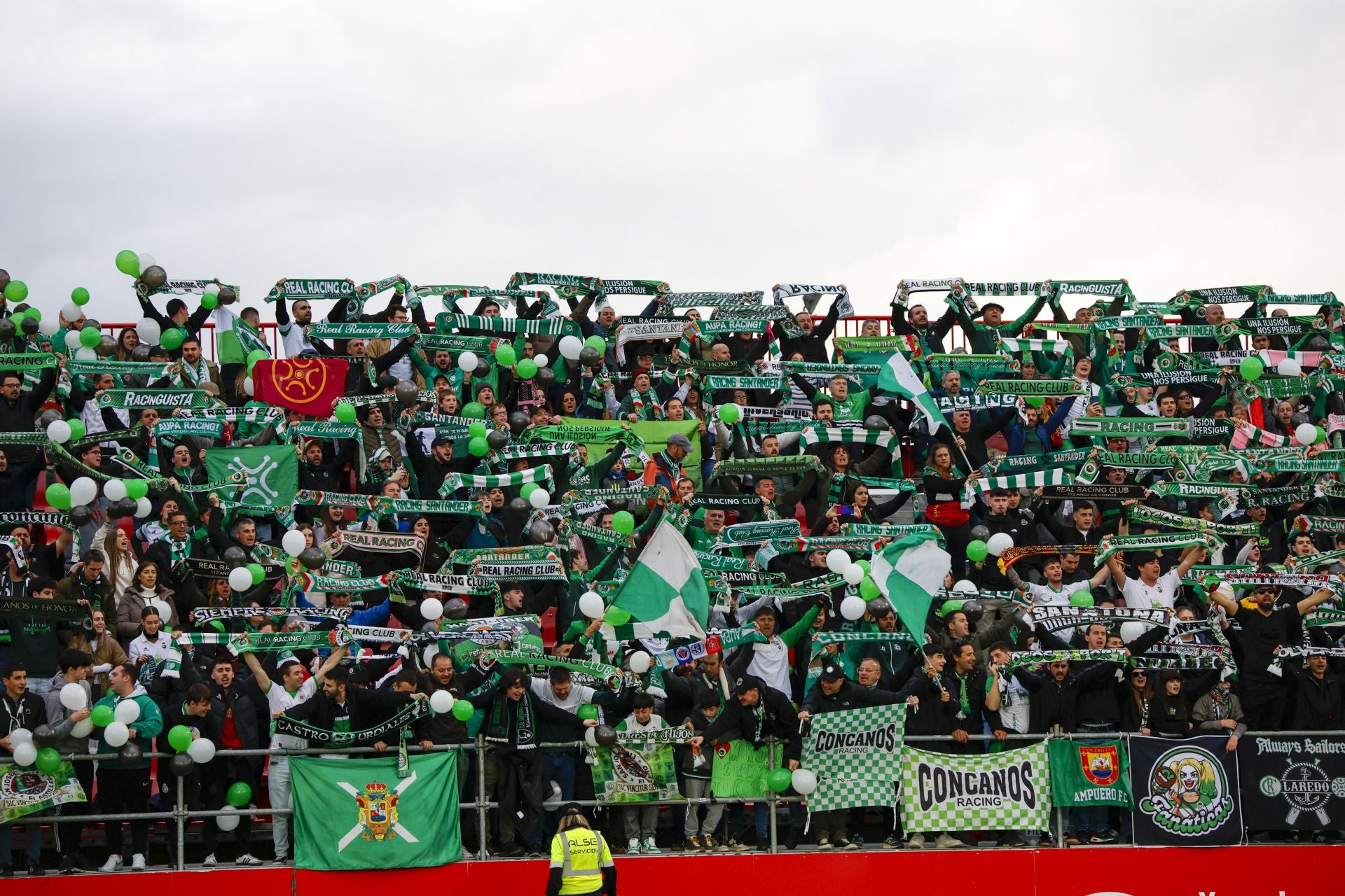Aficionados del Racing extienden sus bufandas antes del inicio del duelo. 
