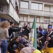 Las charangas El Cancaneao y El Hombre Hueso (Paiporta) llenaron las calles de ambiente el sábado.