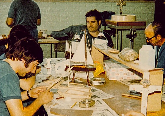 Pacientes en rehabilitación haciendo maquetas de barcos, en la década de los 70.