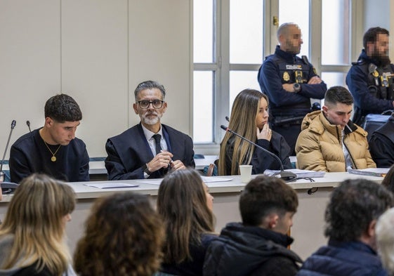 Ángel R. C. junto a su abogado y Rubén G. A. entre sus dos letrados, en la primera sesión del juicio con jurado que se celebra en la Audiencia Provincial de Cantabria.