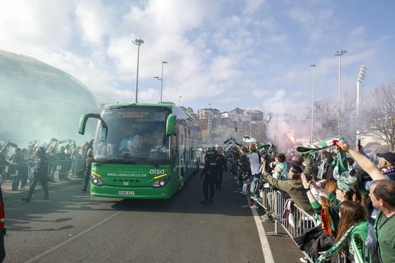 El autobús del Racing llega a los Campos de Sport entre un pasillo de aficionados