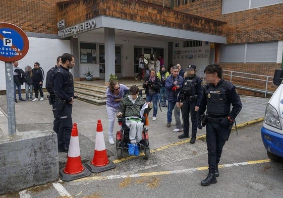 El menor agredido, a las puertas del instituto la semana pasada.