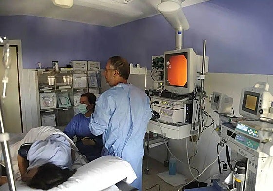 Personal sanitario se dispone a realizar una colonoscopia a una paciente.