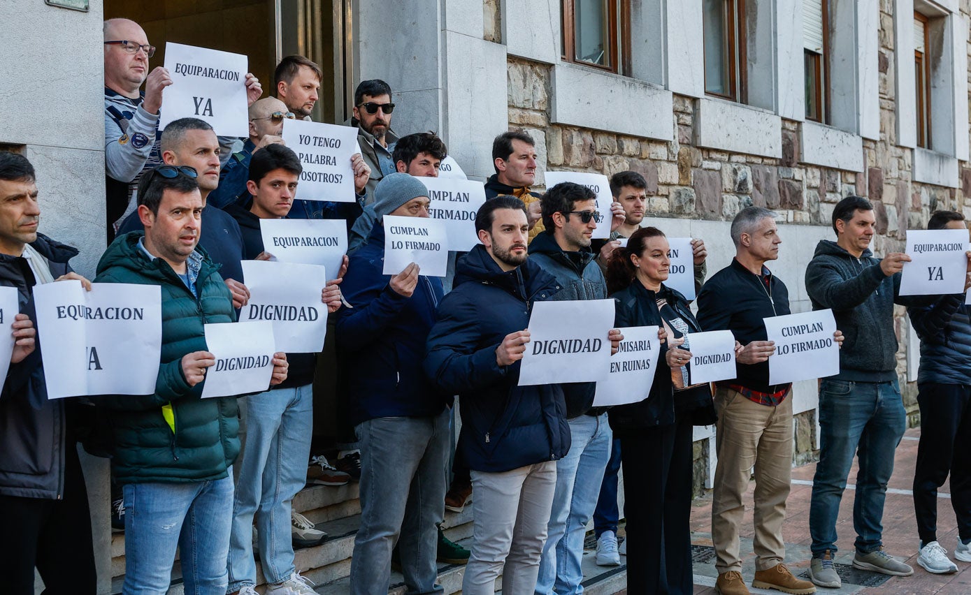 Los agentes posan en la escalera del edificio municipal de Baldomero Iglesias, antes del Pleno de este martes. 