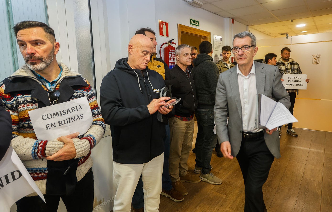El concejal de Seguridad y Policía Local, Pedro Pérez Noriega (derecha), pasa frente a los agentes concentrados, antes de la sesión. 
