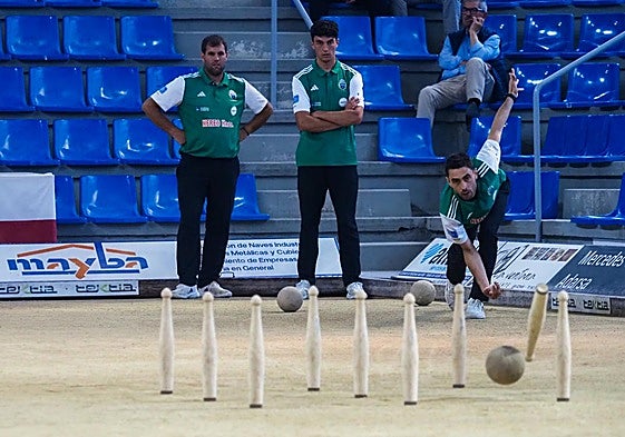 Óscar Herrán birla para Pontejos en un partido de la temporada pasada.