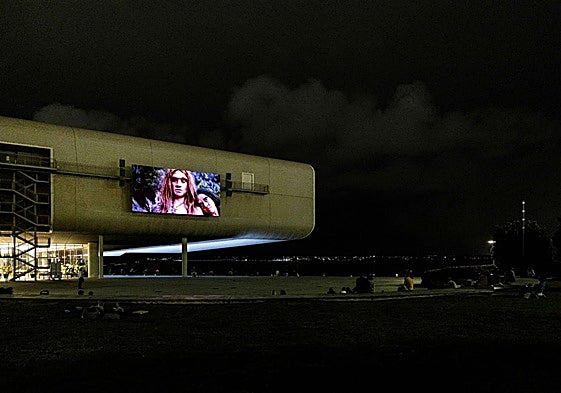 Proyección en el anfiteatro de una sesión de la Muestra.