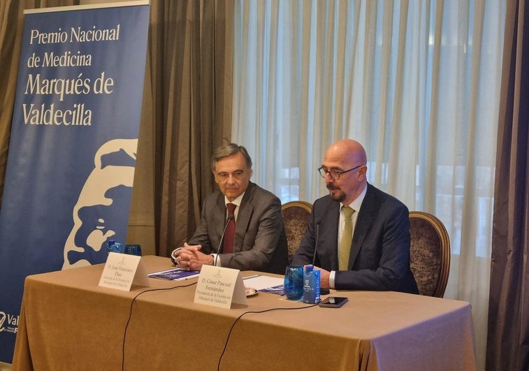 El consejero de Salud, César Pascual, presenta el premio junto al gerente de la Fundación Valdecilla, José Francisco Díaz.