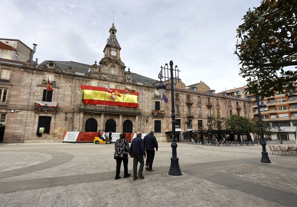 Vecinos caminan frente al Palacio municipal, cerrado a la espera de una restauración.