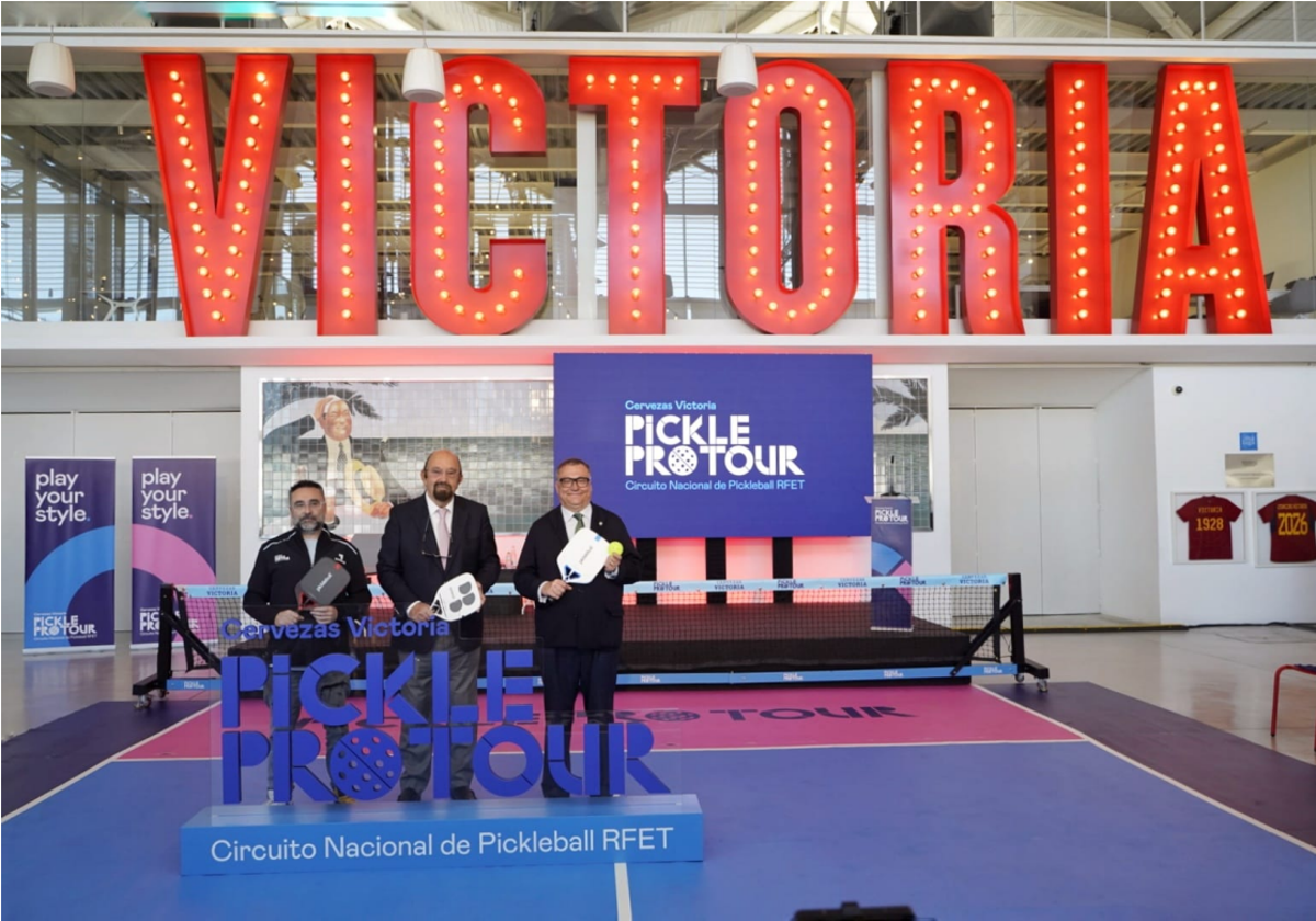 Pickle Pro Tour: De izquierda a derecha en las fotos: D. Corsino Tamargo, socio fundador de B3 Sportainment D. Miguel Díaz, presidente de la Real Federación Española de Tenis D. Ramón Agenjo, Consejero de Damm