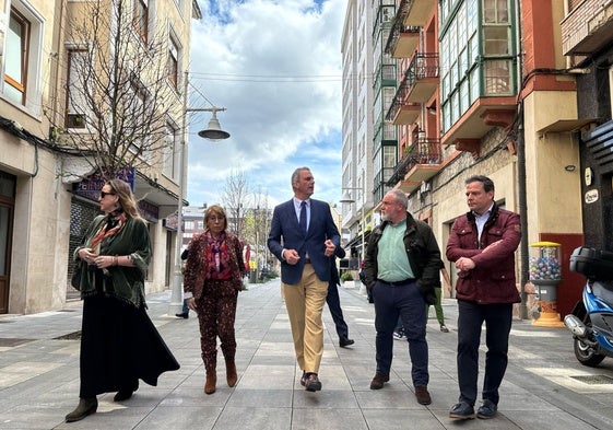 Leticia Díaz, Natividad Pérez Salazar, Javier Ortega Smith, Roberto García Corona y Antonio de la Riva, este jueves, en Torrelavega.