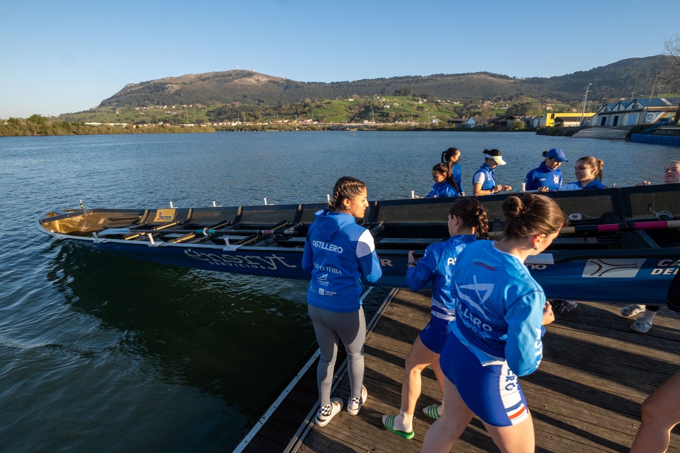 Con sumo cuidado las remeras echan la trainera a la ría