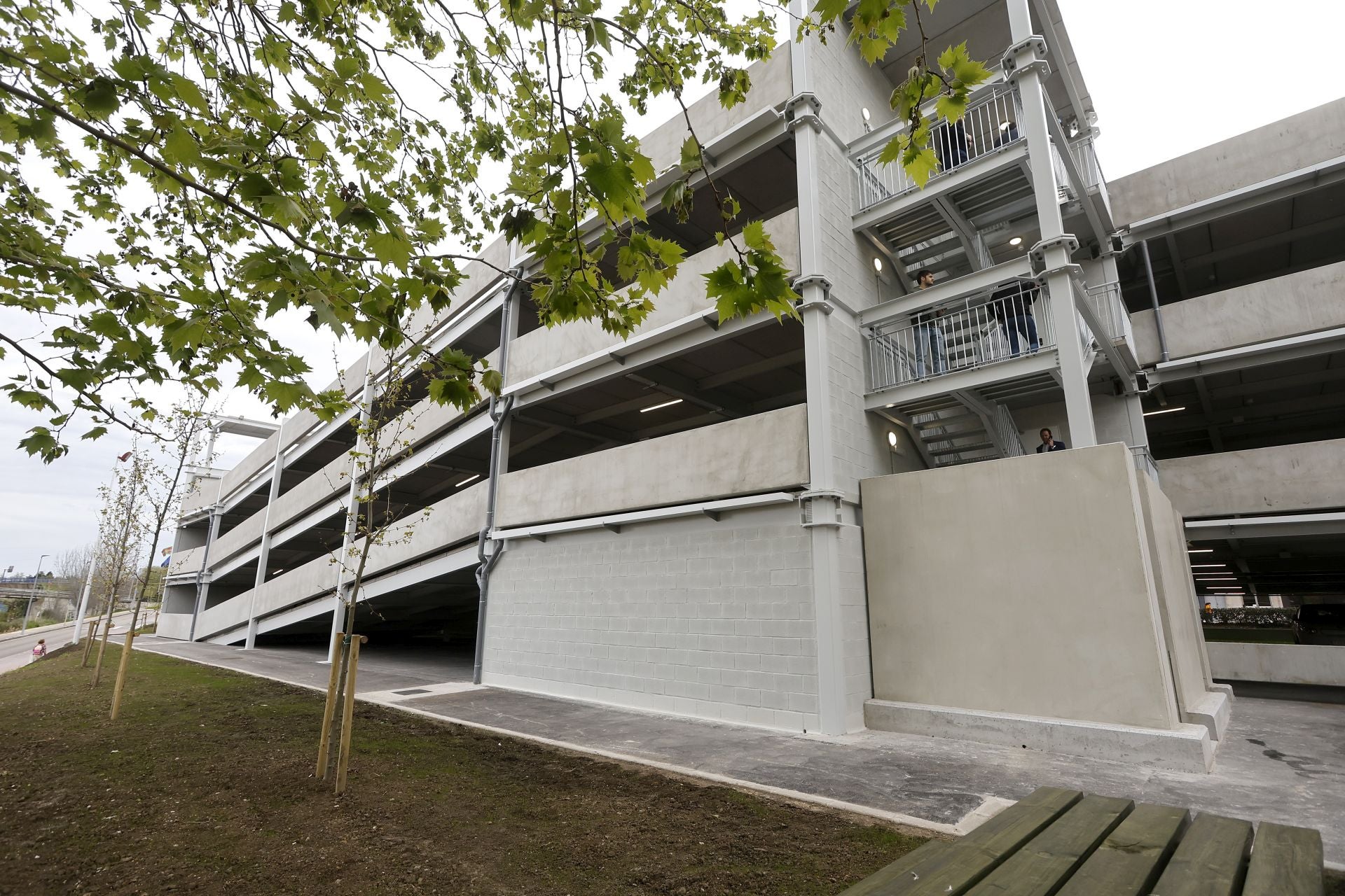 El edificio cuenta con tres plantas, más otra sobre rasante.