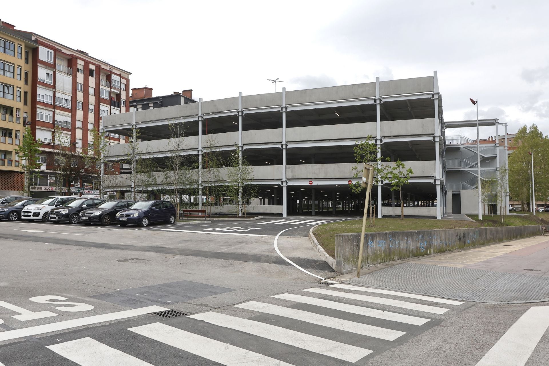 Salida ubicada en la parte trasera del edificio, hacia la calle Hermilio Alcalde del Río. 