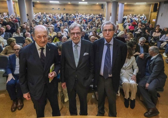 Juan Luis Cebrián, flanqueado por Julio Rama y Manuel Ángel Castañeda.