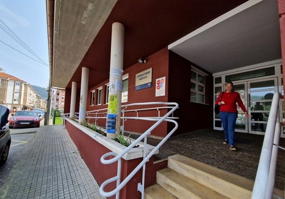 Una mujer sale del consultorio médico de Unquera.