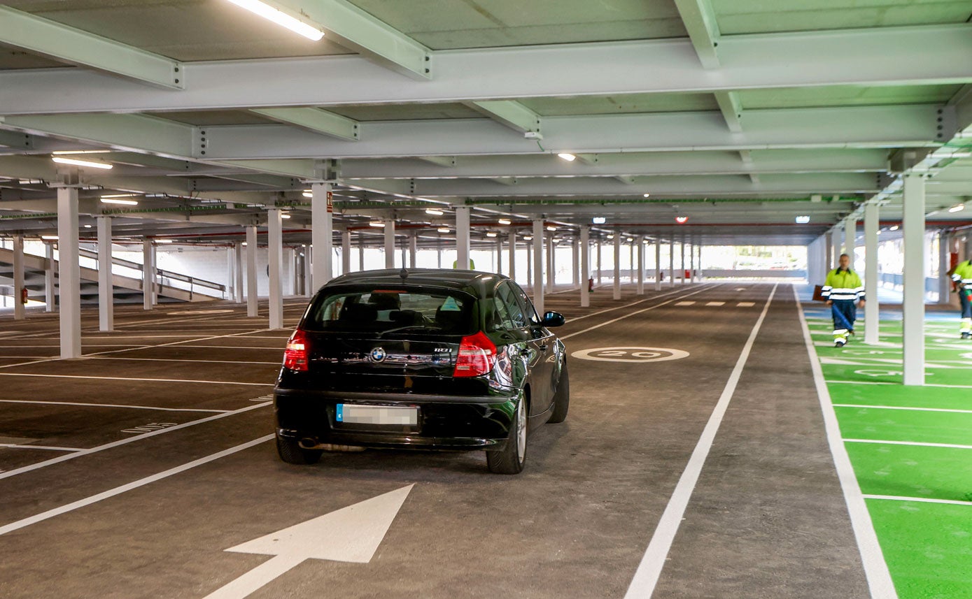 Un conductor se dispone a estacionar en una de las 544 plazas del interior del edificio, esta viernes, cerca de las once de la mañana.