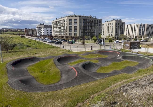 Pump track | El circuito para patinetes está prácticamente terminado.