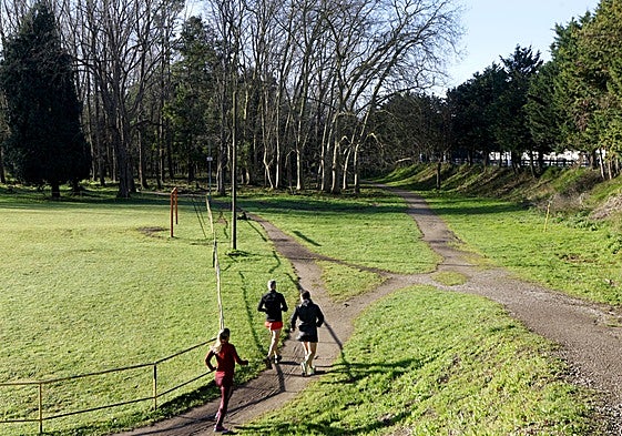 Tres personas hacen deporte en el parque de Las Tablas, más conocido como El Patatal.