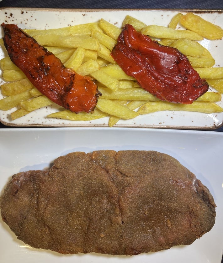 Imagen secundaria 2 - Pulpo, entrecot con guarnición de patatas y pimientos rojos y cachopo.