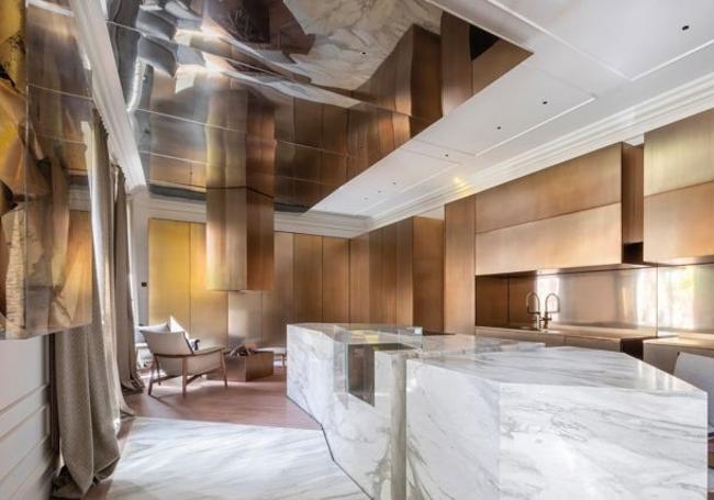 Cocina panelada y con piedra, metales y madera de Coeco junto a López y Tena Arquitectos.