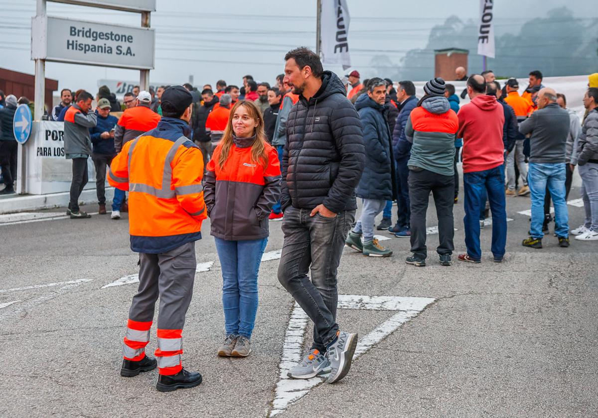 Noche y día en la primera jornada de huelga en Bridgestone