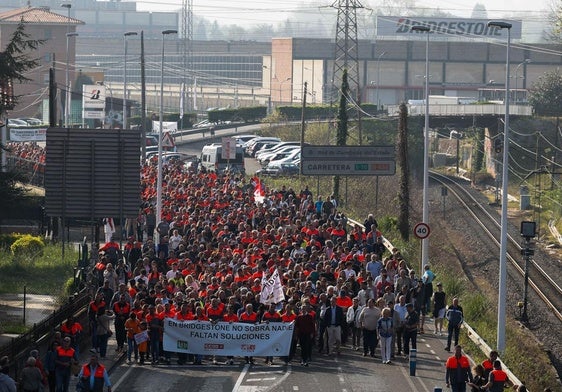 La cabeza de la marcha avanza en sus primeros pasos con la planta de Bridgestone al fondo.