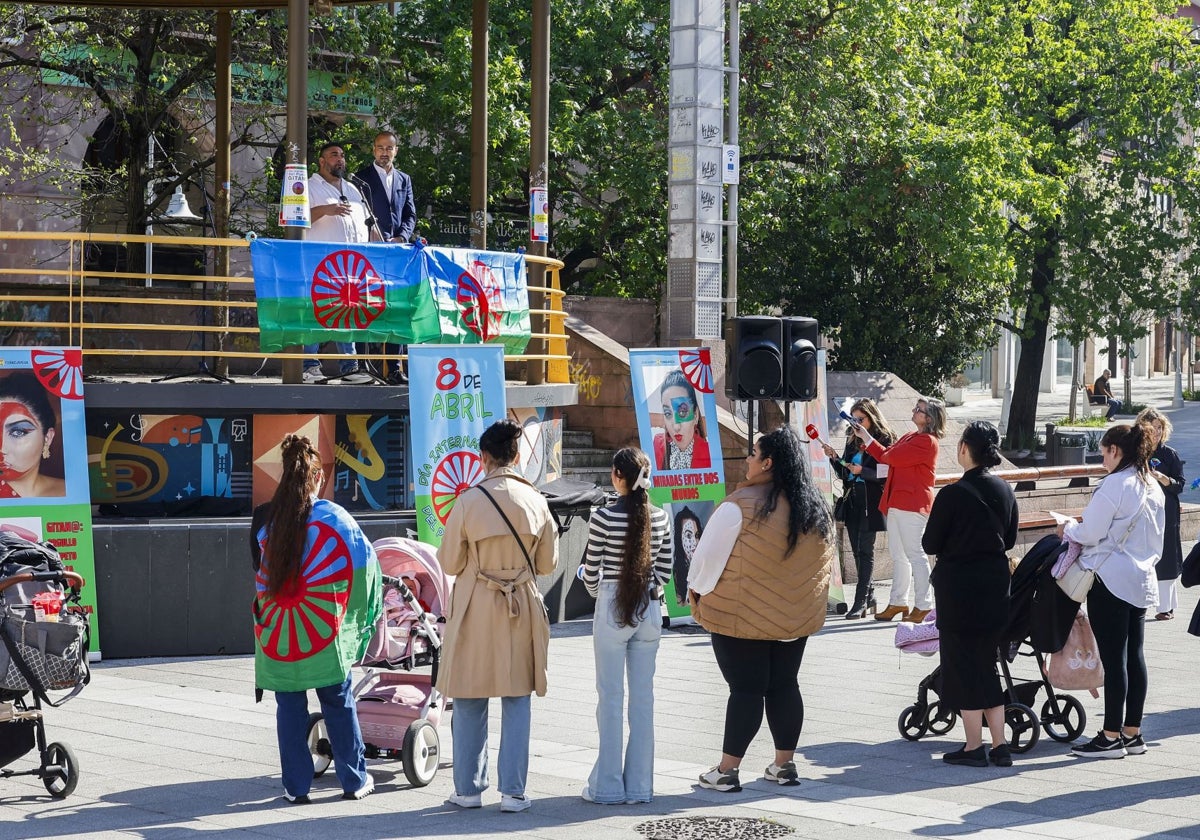 Torrelavega celebra el Día Internacional del Pueblo Gitano con un acto en la Plaza Mayor