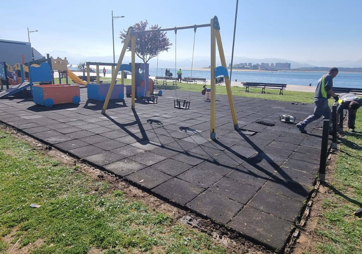 Renovación del suelo de goma del parque infantil del Pasaje.