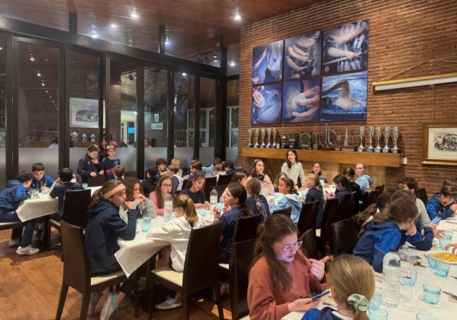 El viernes cenaron los dos clubes juntos. Los niños y niñas de Santander se alojaron en las casas de los jugadores del club Egara.