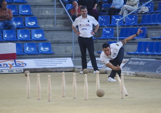 Víctor González birla para Peñacastillo con su capitán, Rubén Haya, aguardando su turno al fondo.