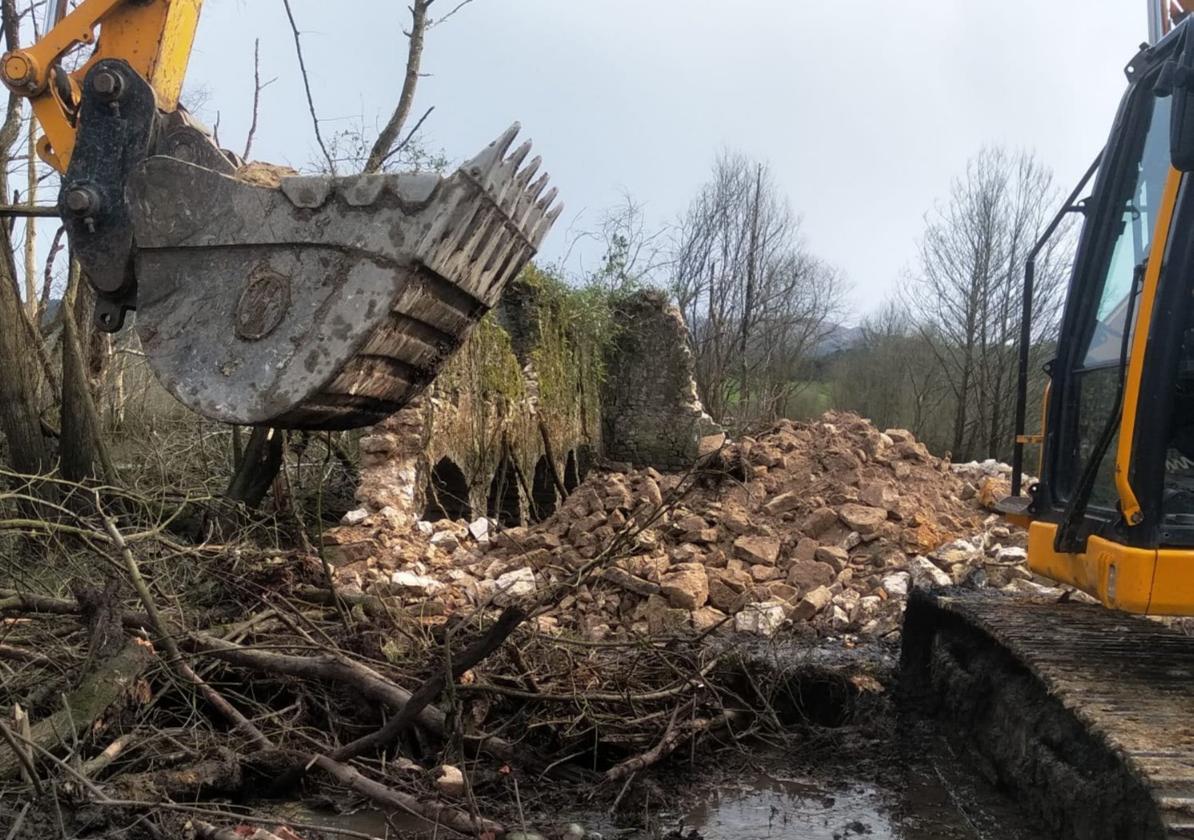 Costas derriba por error parte de un molino de mareas de Coz de Monte, en Treto