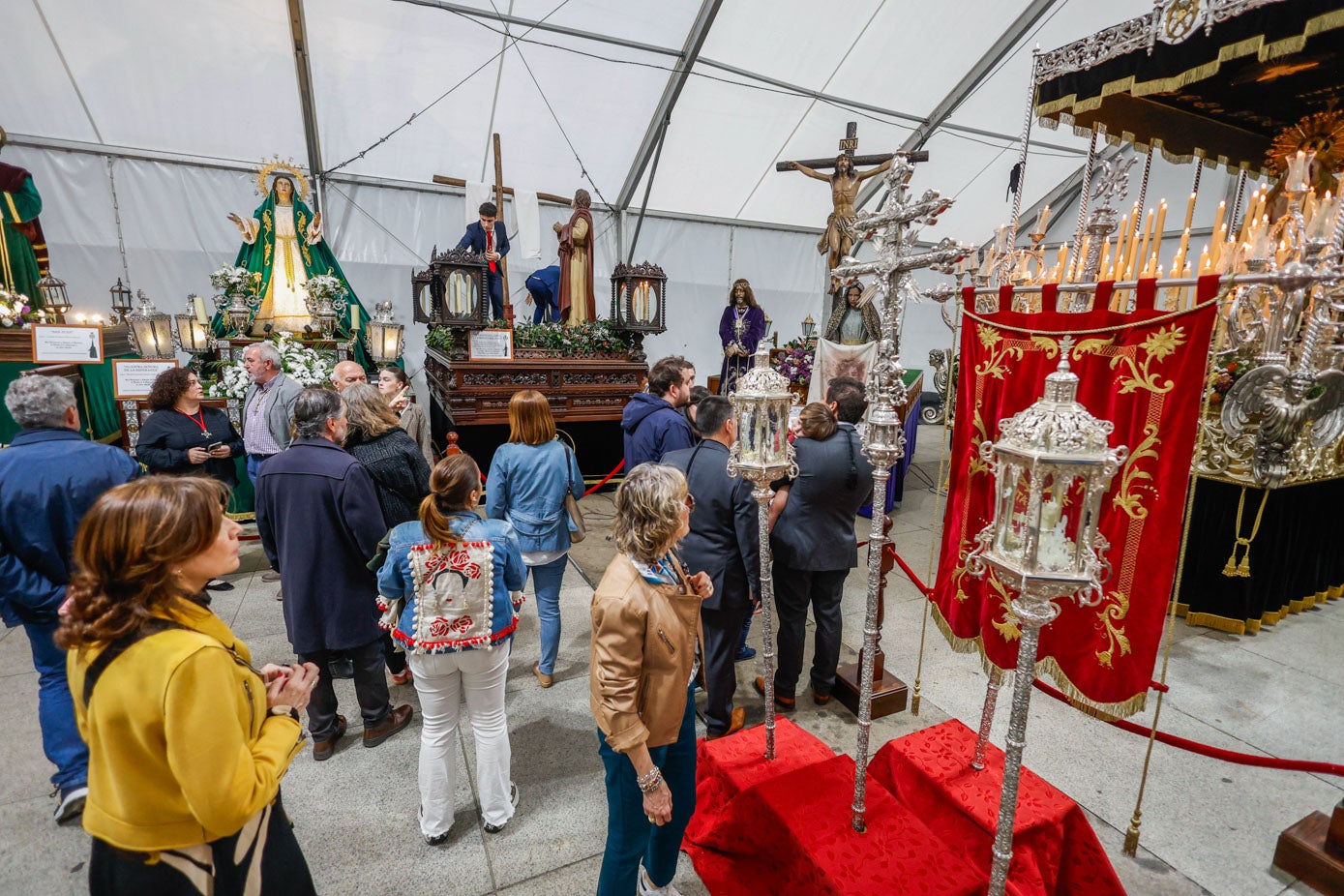 Personas de todas las edades acudieron a la inauguración de la exposición de los pasos procesionales.