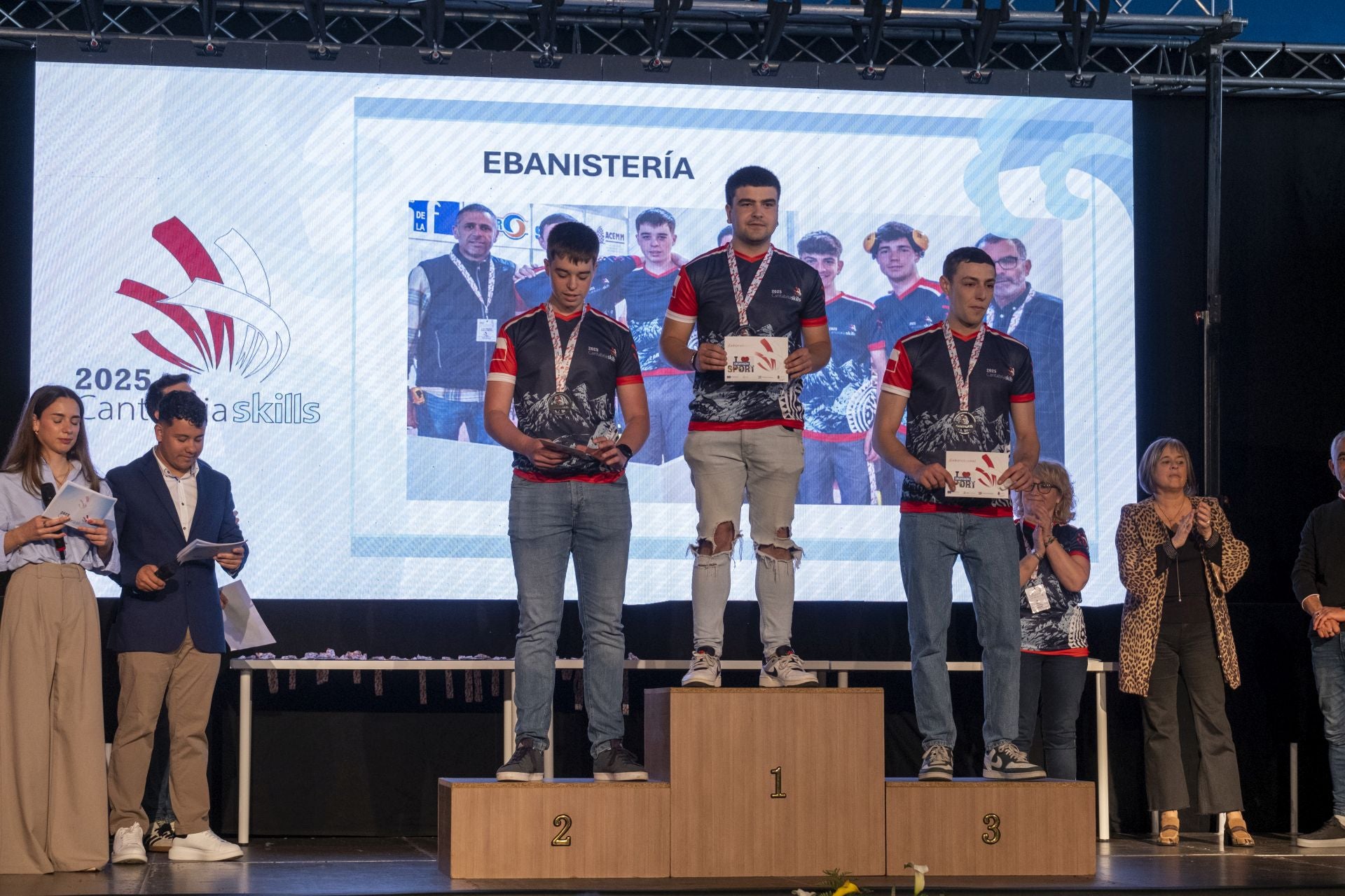 En Ebanistería, los ganadores han sido tres alumnos del IES Ricardo Bernardo: Nicolás Alvariñas, Lucas Ortiz y Antonio González. 