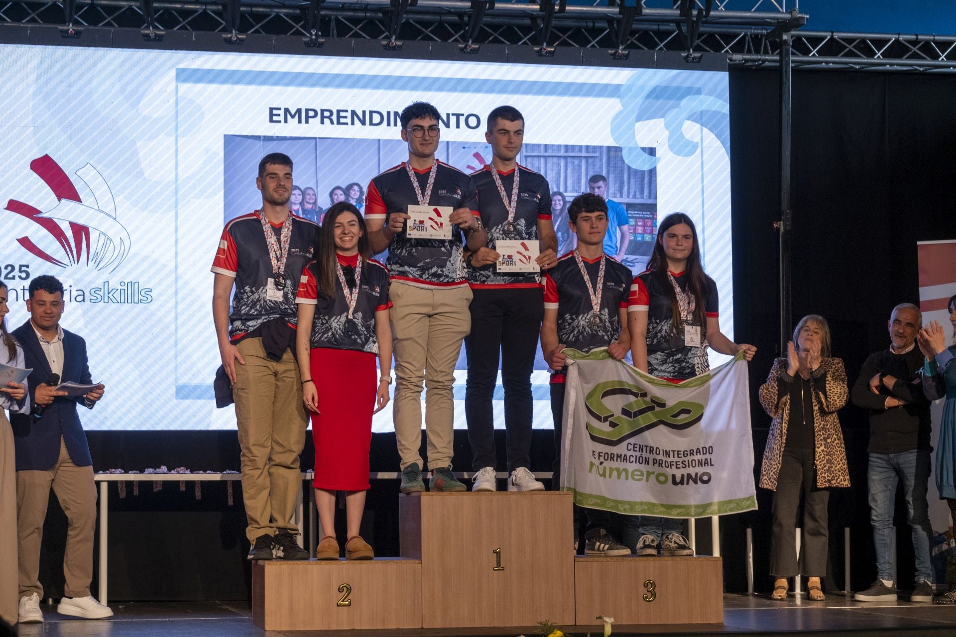 En Emprendimiento se ha competido por parejas. El oro ha sido para Carlos Ursueguía y José Manuel Lavín, del IES Estelas de Cantabria; la plata para Diego Sánchez y Sandra Gutiérrez, del CC San Juan Bautista, y el bronce para Pablo Chicote y Claudia Ranero, del CIFP Número 1. 