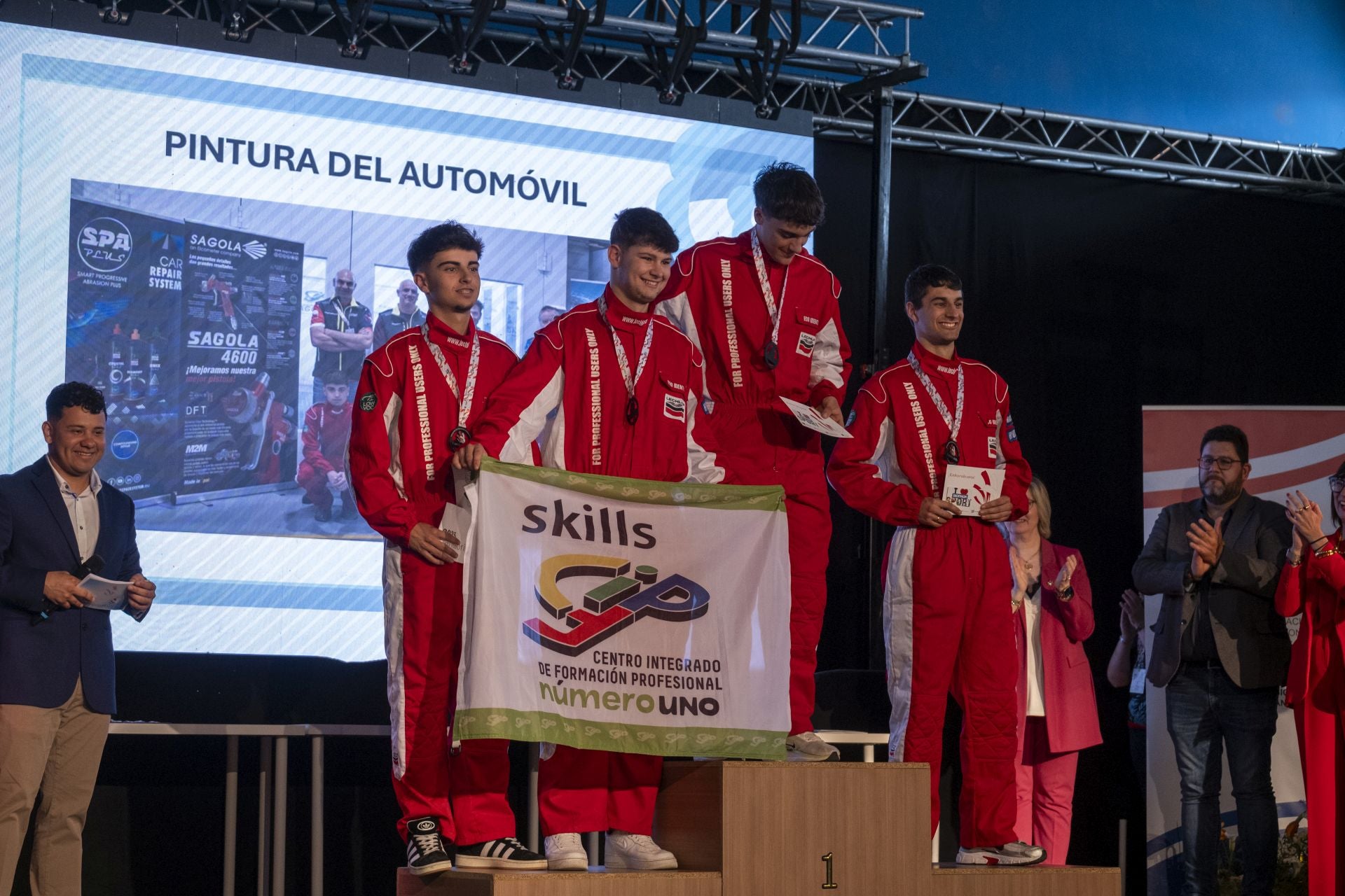 Con sus característicos monos de trabajo han posado los premiados en la categoría de Pintura del Automóvil: Adrián Rasilla, del CC San Juan Bautista; Mario Sierra y Sergio Bárcena, del IES Fuente Fresnedo y del CIFP Nº 1, e Iván Entrecanales, del IES Miguel Herrero. 