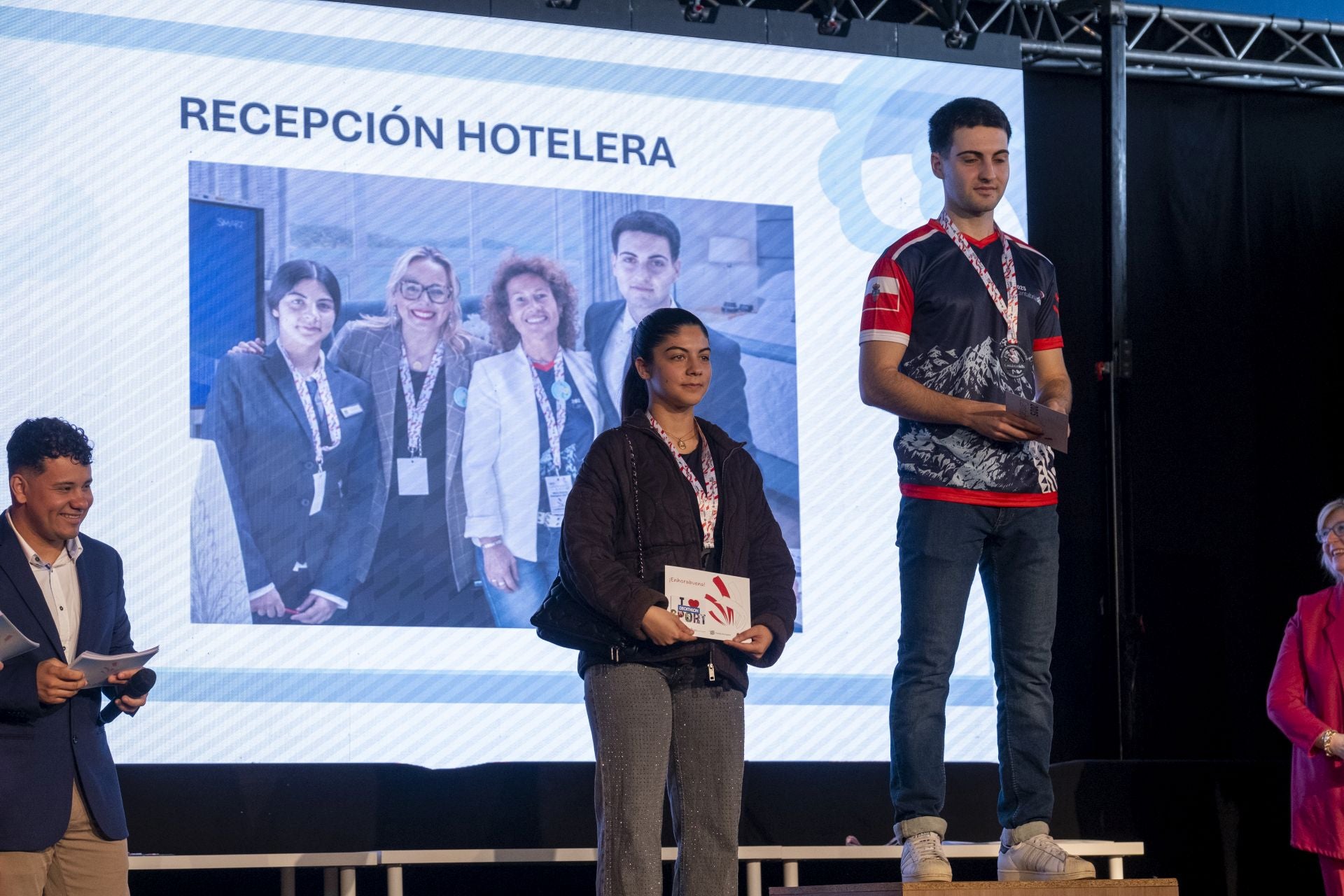 En recepción Hotelera, el oro ha recaído en Rodrigo Cabo, y la plata en Diana San José, ambos alumnos del IES Peñacastillo. 