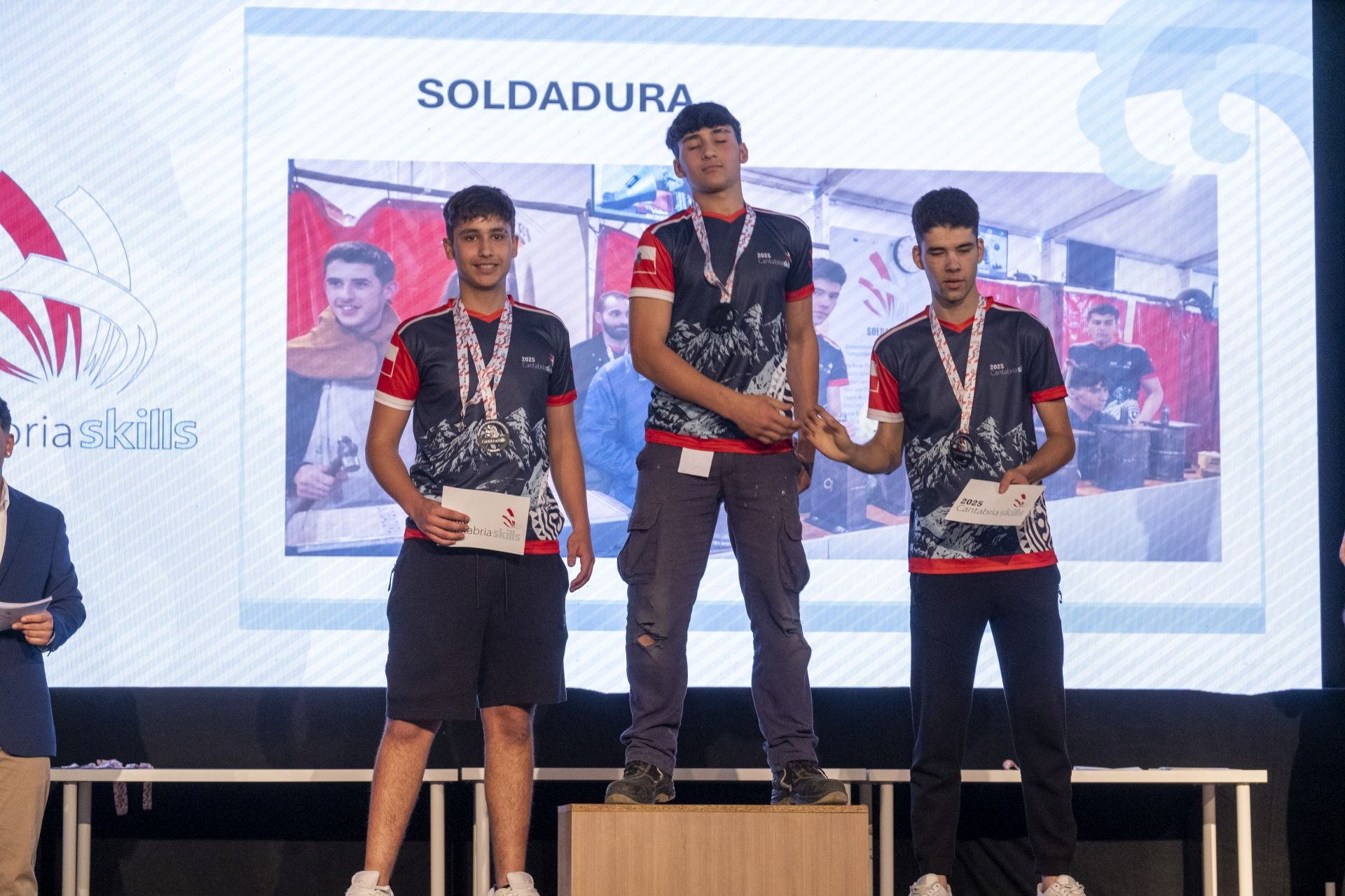 El IES Nuestra Señora de Los Remedios ha hecho pleno en la categoría de Soldarura, con el alumno José Paula Teixeira en lo más alto del podio y, por tanto, como futuro representante de Cantabria en las Olimpiadas de FP a nivel nacional. 