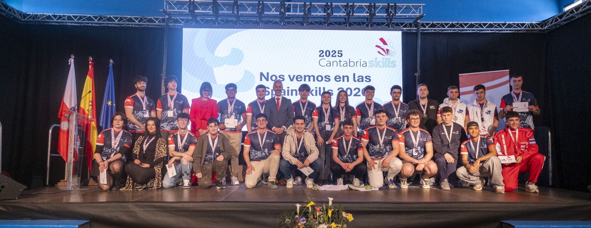 El consejero, Sergio Silva, y la directora general de FP, Cristina Montes, posan con los alumnos que han conseguido un oro en las olimpiadas cántabras y que, por tanto, representarán a la comunidad autónoma en las Spain Skills 2026.