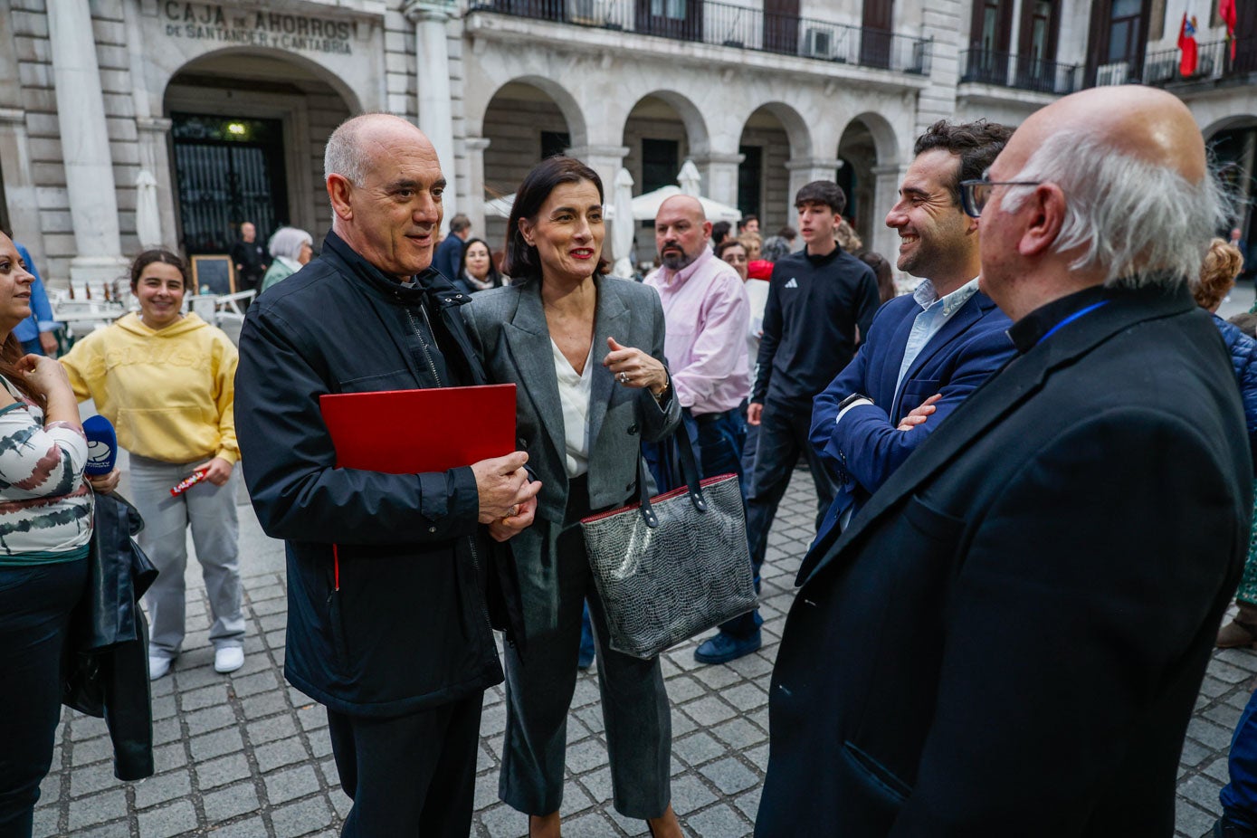 El obispo de Santander, Arturo Ros, junto a la alcaldesa de la ciudad, Gema Igual.