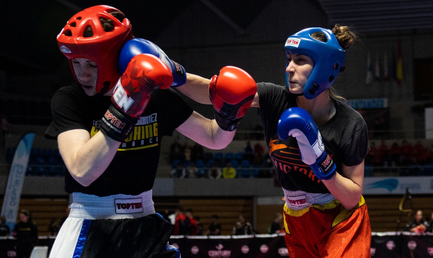 Dos luchadores, en plena acción en uno de los combates en el Palacio de los Deportes.
