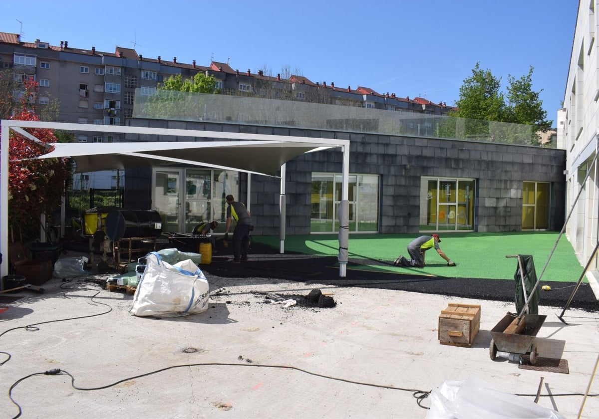Los usuarios de la guardería de Renedo de Piélagos ya tienen pérgola para jugar a la sombra