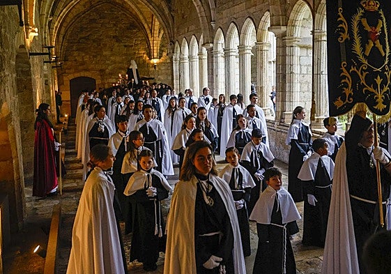 El paso del Cristo del Amor y la Virgen, en su breve recorrido por el claustro de la catedral.