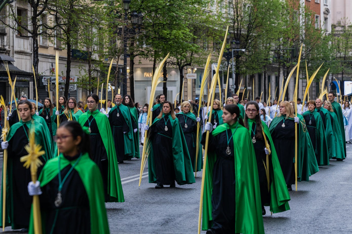 Real Hermandad y Cofradía de Nazarenos de Nuestra Señora de la Esperanza y San Juan Apóstol recorre las calles de Santander en procesión.