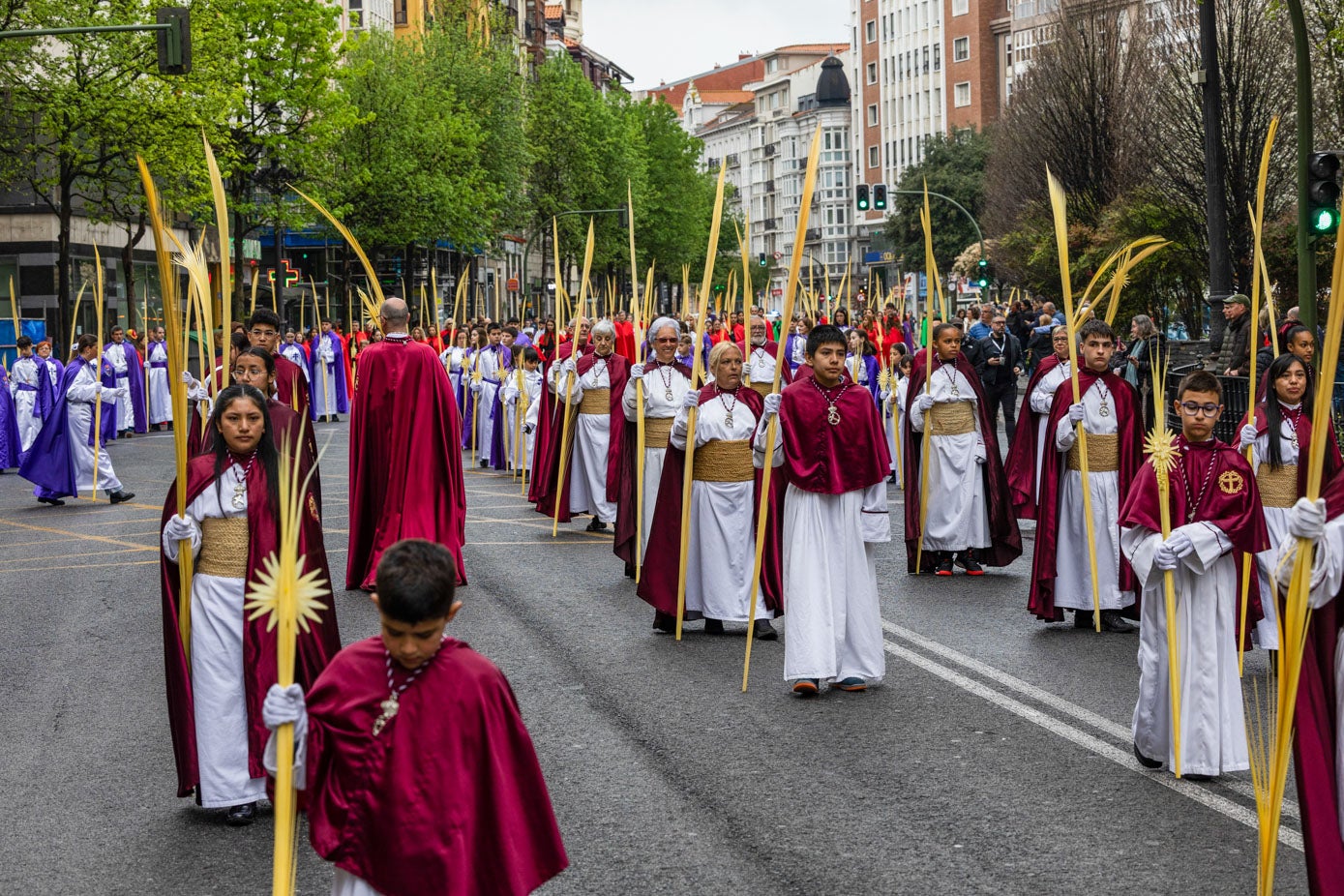 La procesión recorre las calles de Santander en un momento en que la lluvia da una tregua.