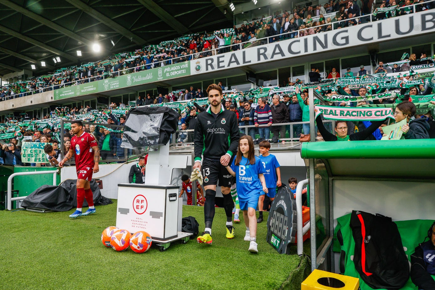 Los jugadores del Racing saltan al campo encabezados por Ezkieta