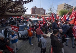 Manifestación de delegados del metal en Santander, la semana pasada ante la sede de Pymetal.