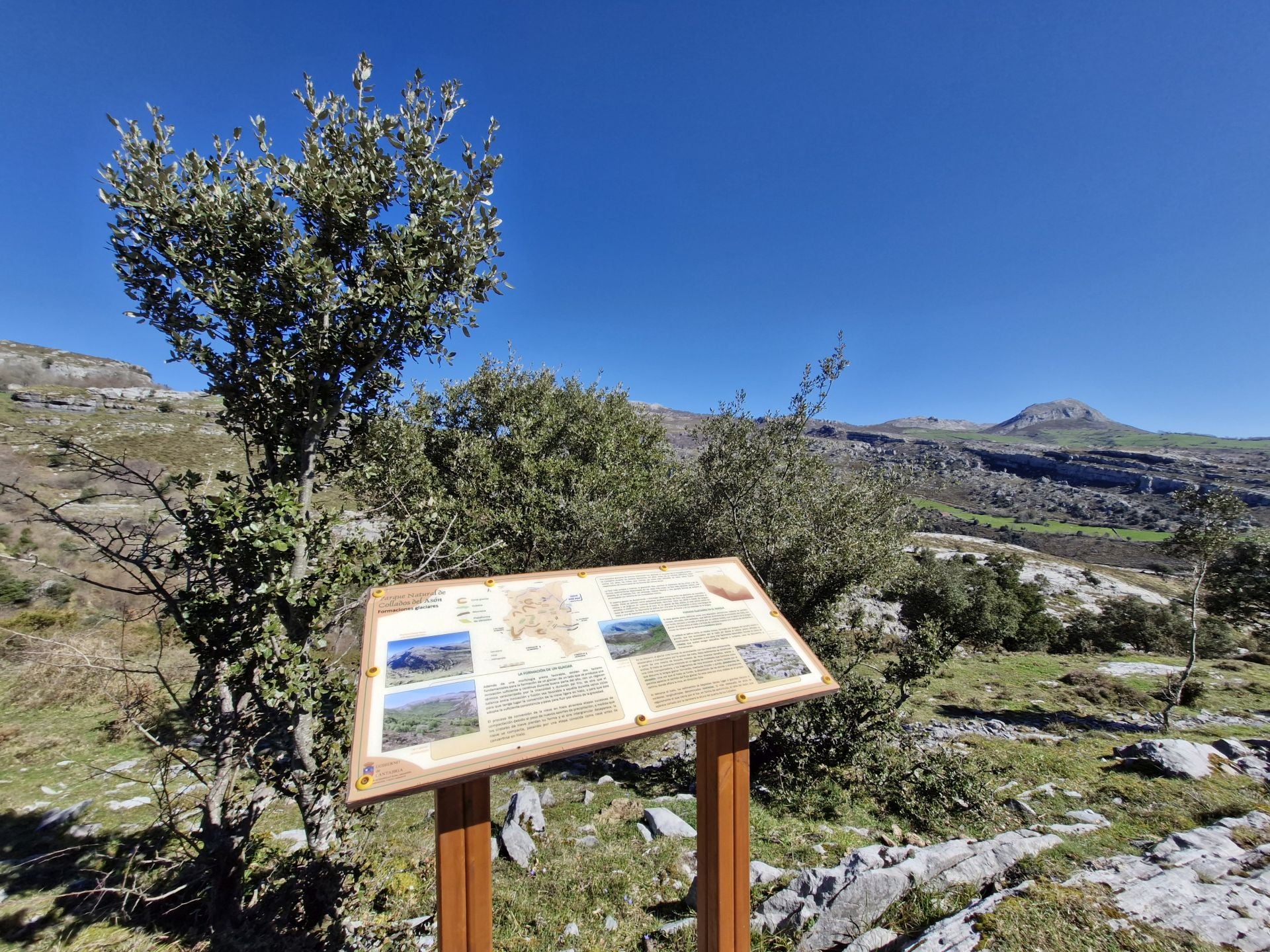 En el camino hay varios carteles para explicar el paisaje.