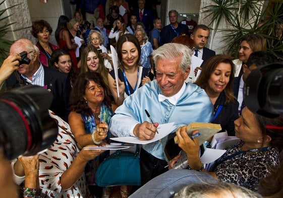 Mario Vargas Llosa tras ser nombrado Doctor Honoris Causa por la UIMP firma programas del acto y libros justo a la salida.
