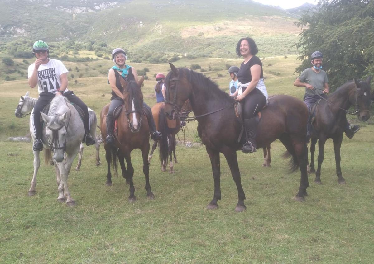 Imagen secundaria 1 - Un paseo a caballo por Campoo siempre es una buena opción.